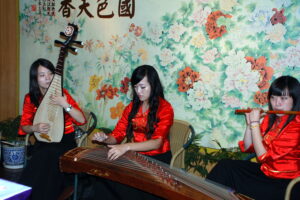 Traditional ErHu and Pipa music to accompany dinner on the boat